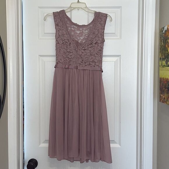 ✨DAVID'S BRIDAL Quartz Lavender short lace and mesh dress with illusion neckline - Picture 5 of 8